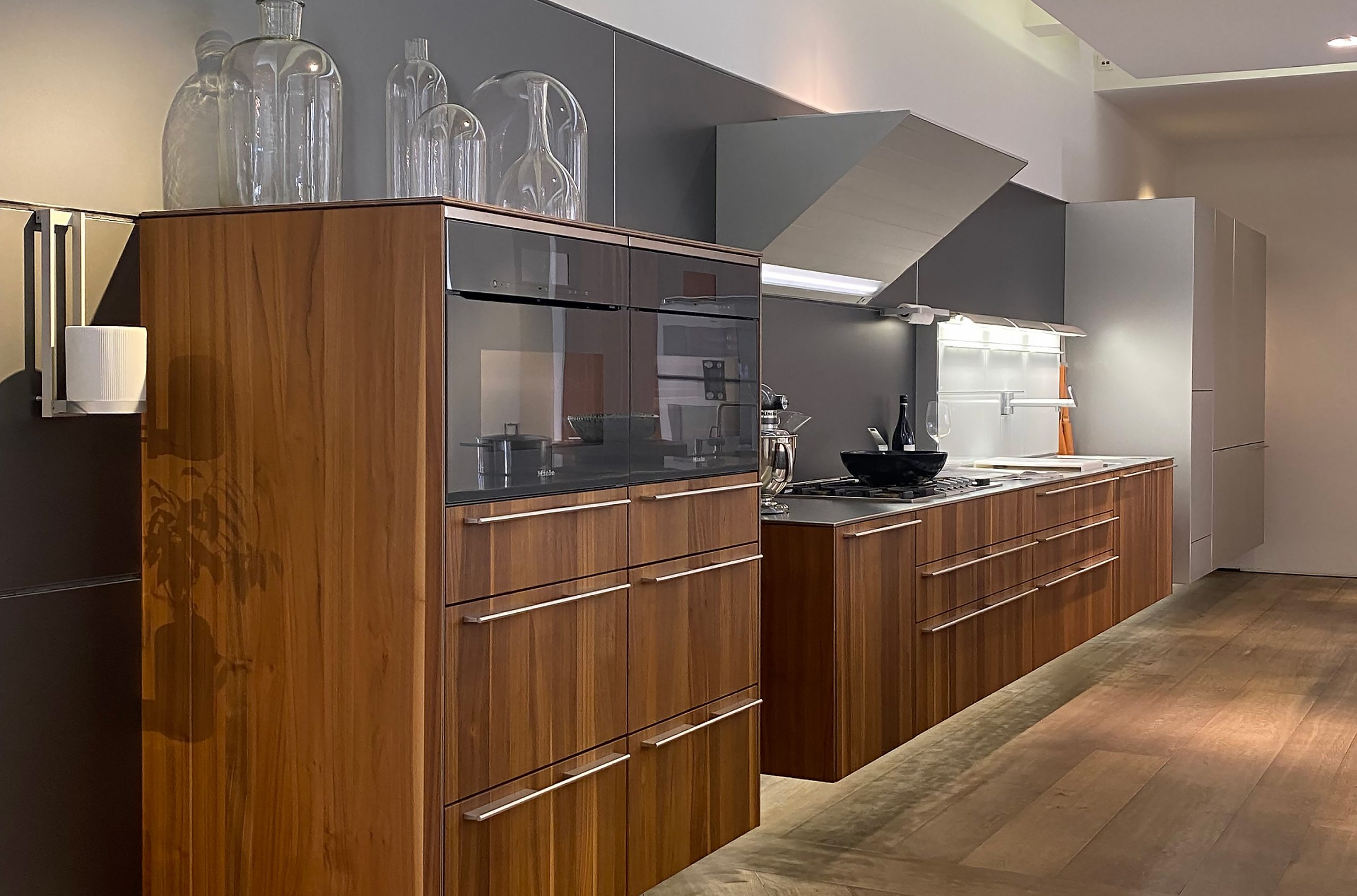 Cuisine bulthaup en noyer avec colonnes de rangement, showroom Raspail