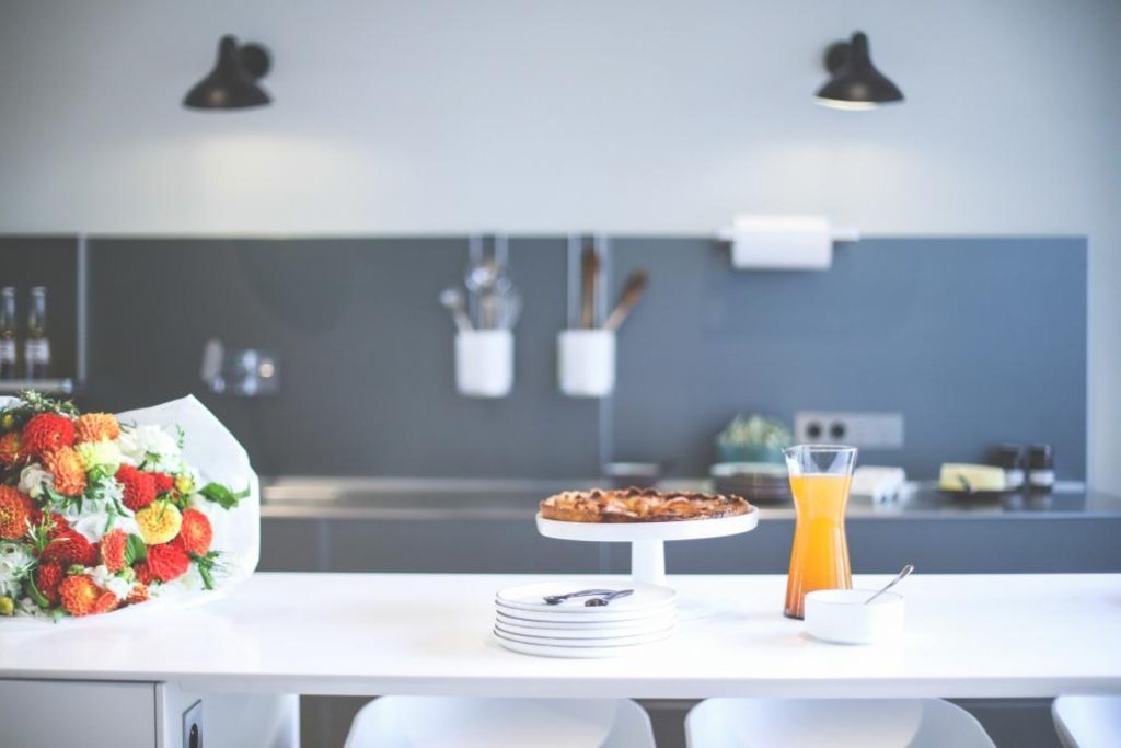 Crédence de cuisine bulthaup avec barre porte-accessoires intégrée