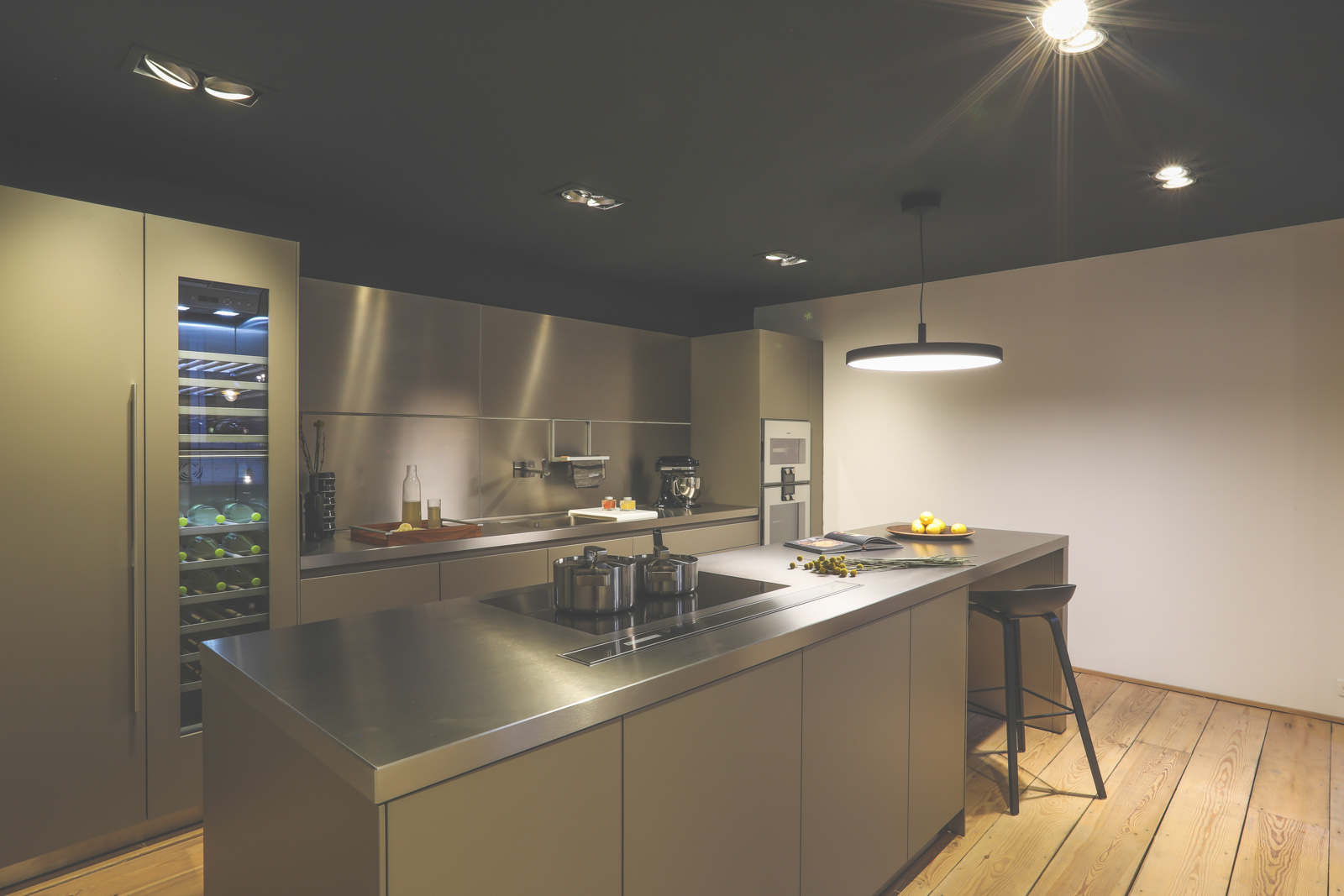 Plan de travail en inox bulthaup avec accessoires de cuisine, showroom Raspail