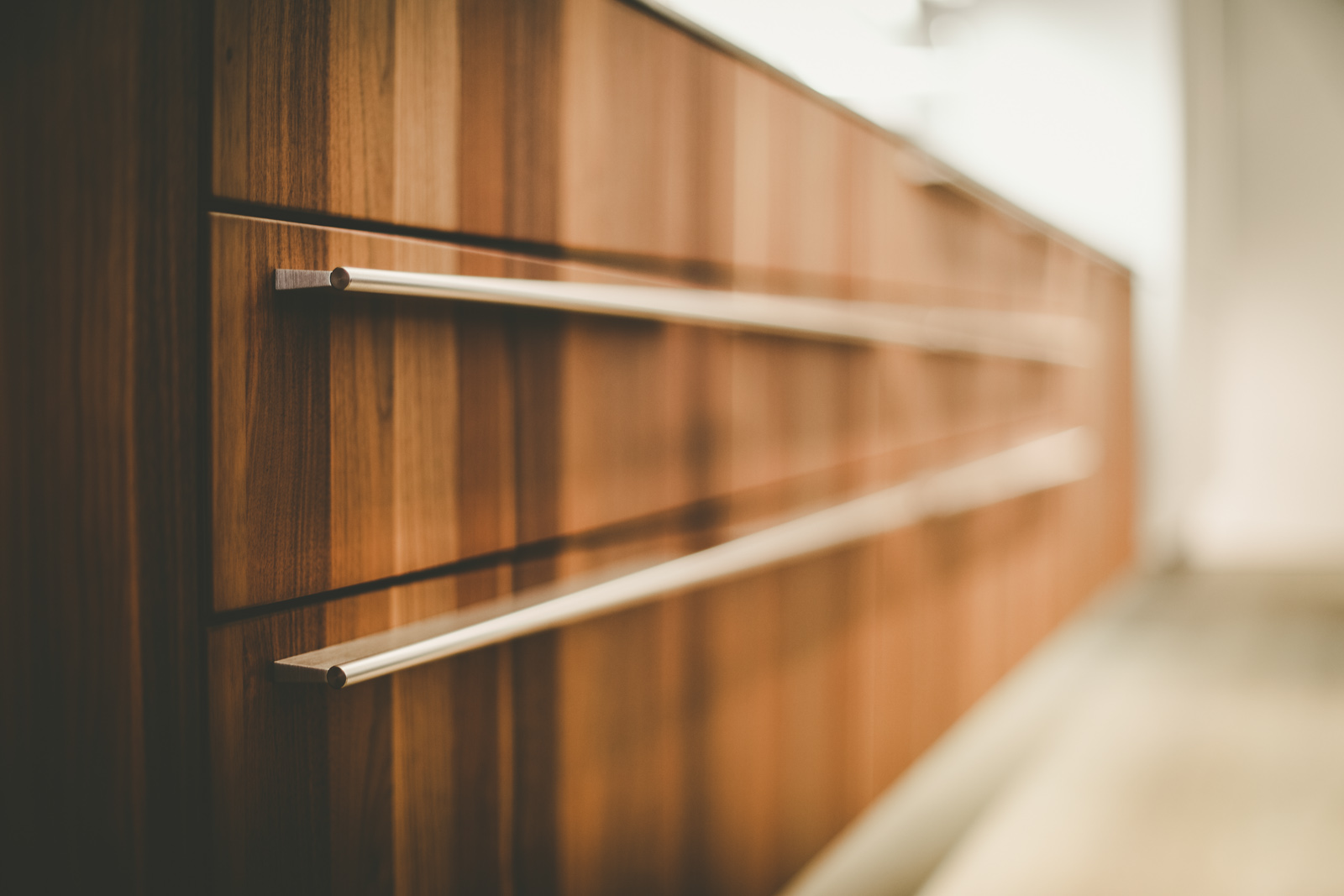 Détail des tiroirs en noyer massif d'une cuisine bulthaup b3, qualité de fabrication artisanale