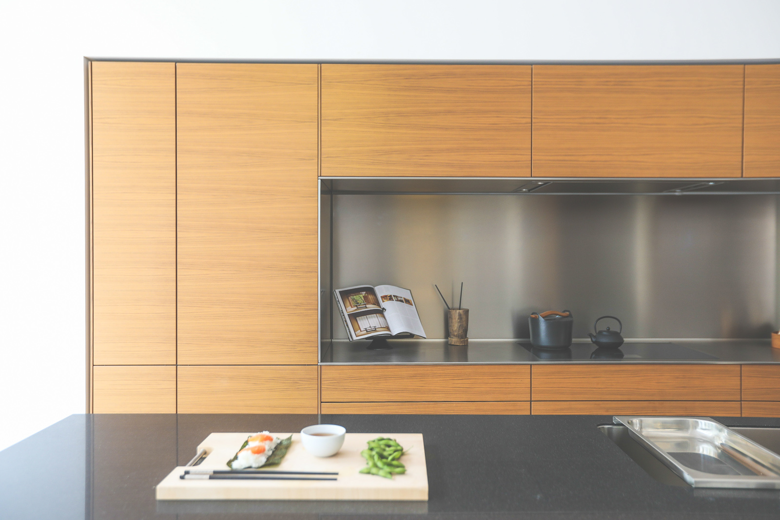 Cuisine bulthaup b3 avec paroi fonctionnelle en chêne et îlot, hauteur sous plafond généreuse