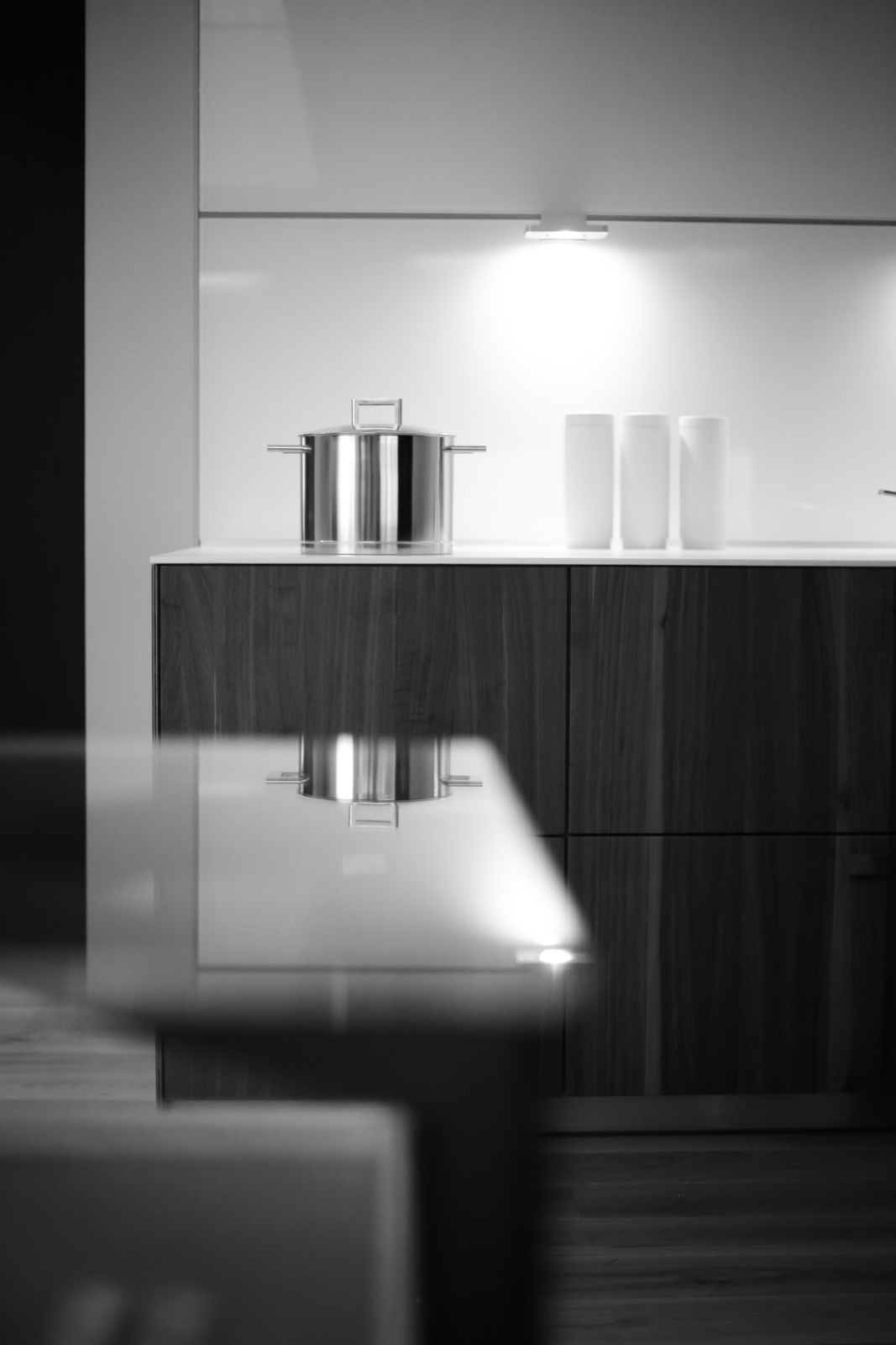 Détail d'une façade bulthaup b3 laquée avec reflet de lumière sur la surface mate