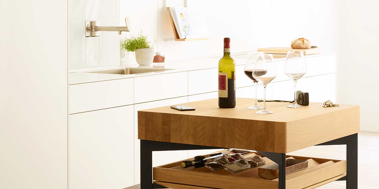 Étagère bulthaup b Solitaire dressée pour la réception, vin et verres en cuisine