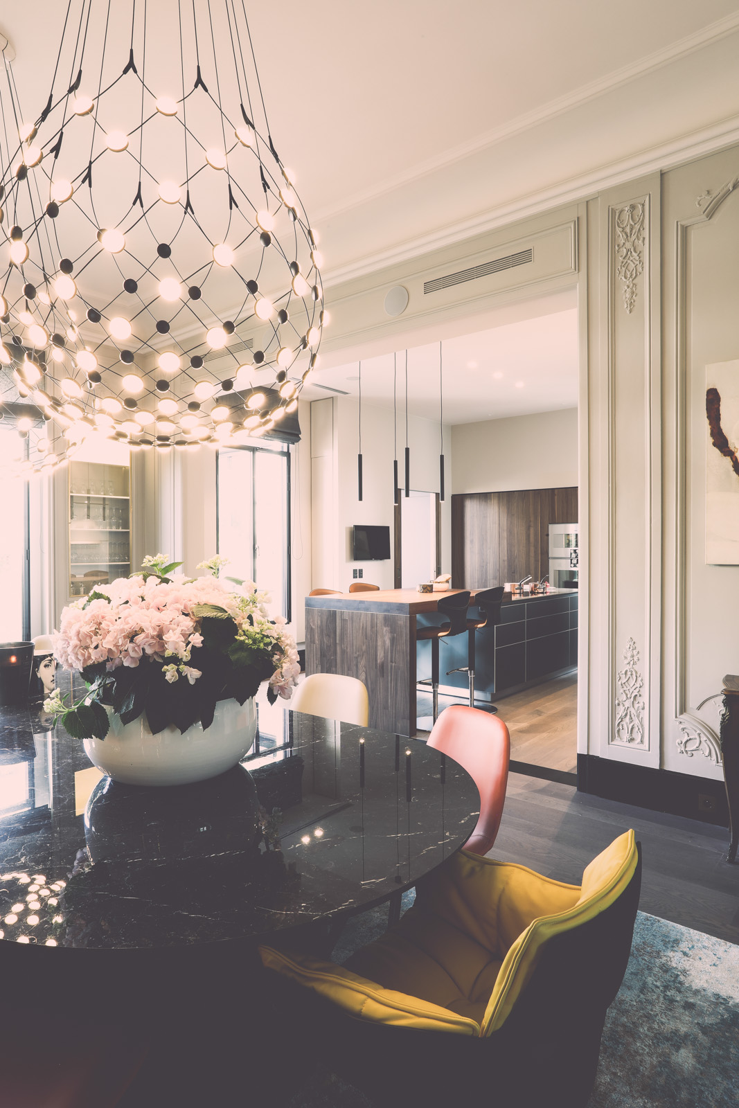 Cuisine bulthaup b3 en bois, table dressée et lumière naturelle, art de vivre rive gauche