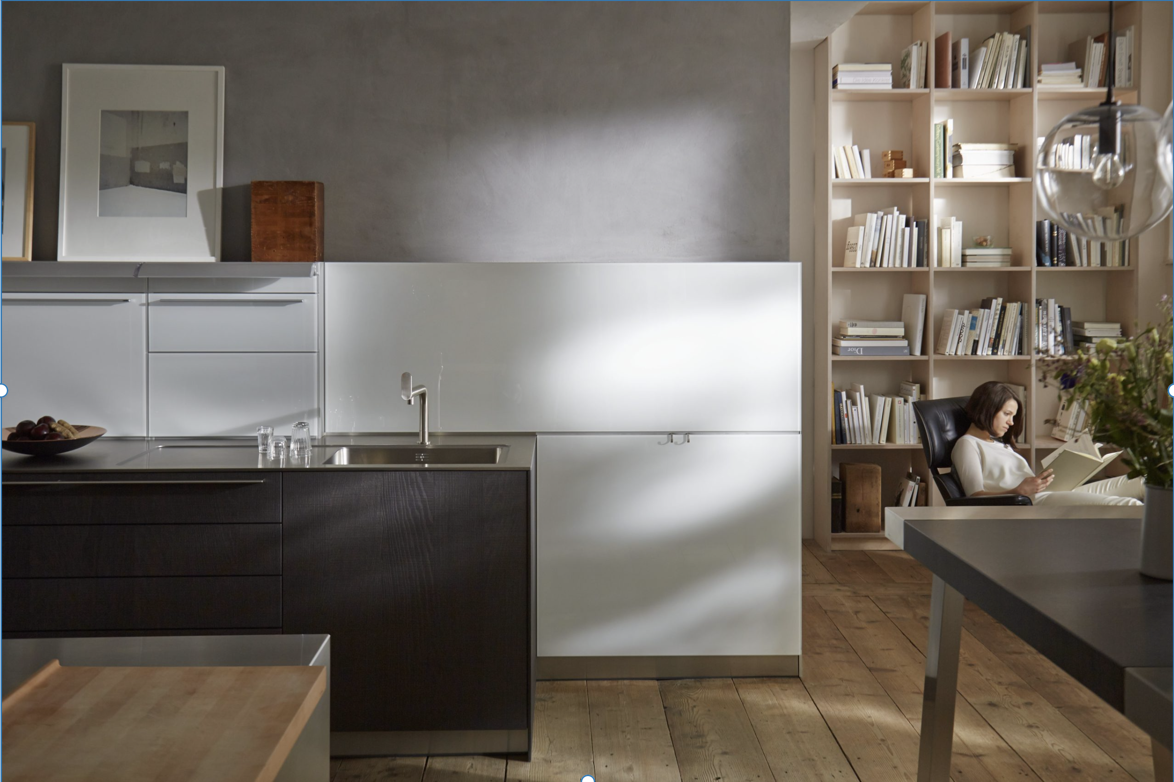 Cuisine bulthaup contemporaine avec plan de travail continu et zones de travail organisees