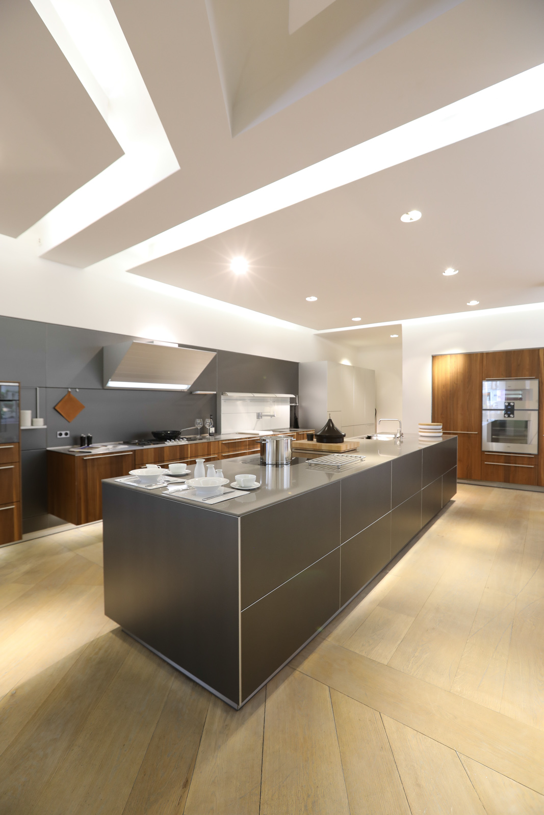 Îlot noir bulthaup b3 exposé au showroom du boulevard Raspail, cuisiniste Paris 7