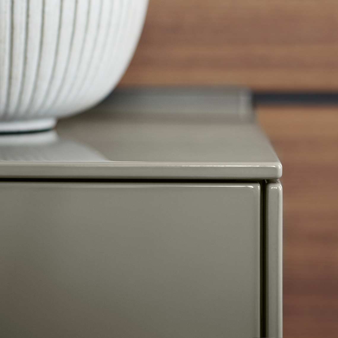 Façade en laque brillante d'une cuisine bulthaup, détail matière