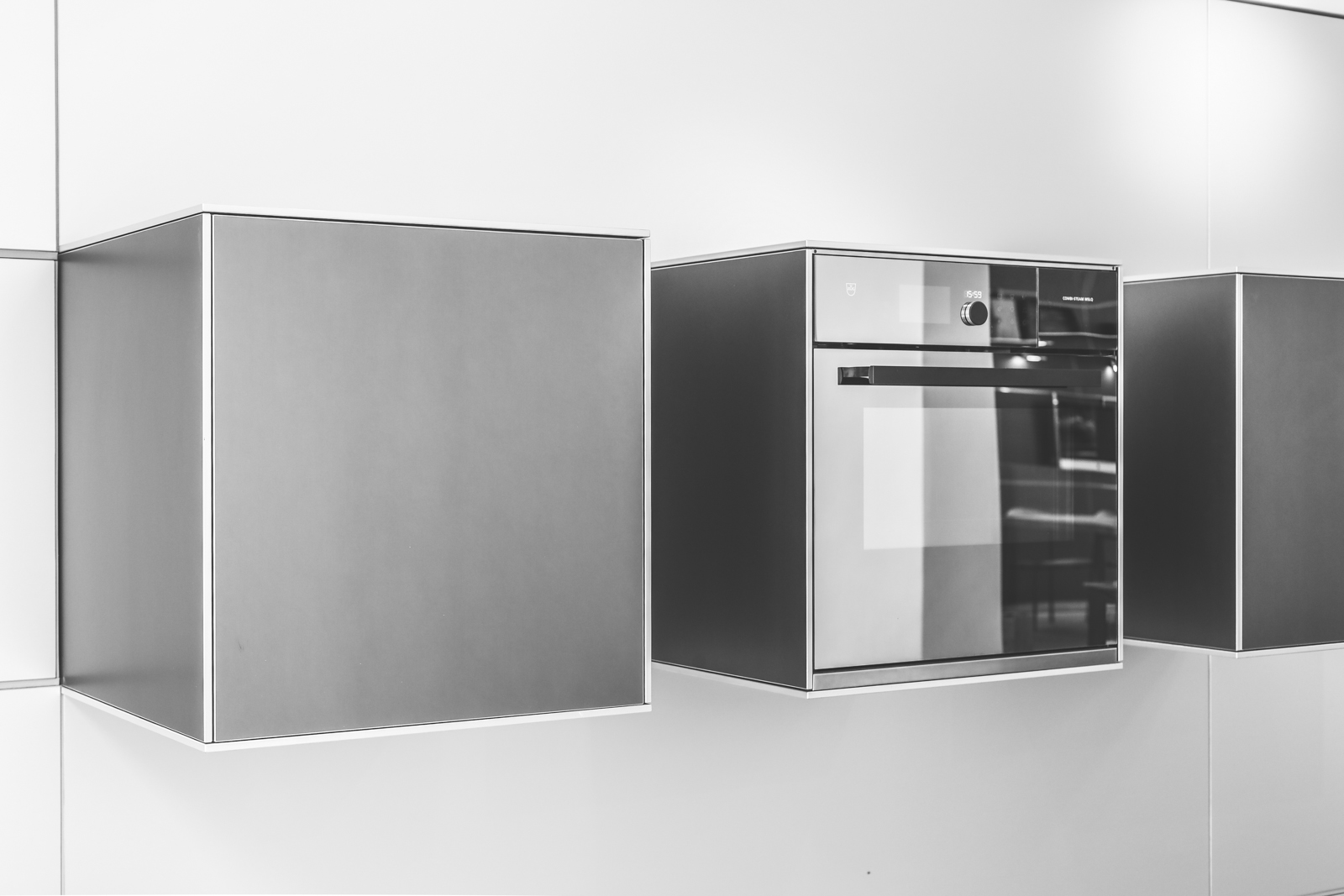 Mur de fours noir intégré, système bulthaup b3, showroom bulthaup Paris 7e